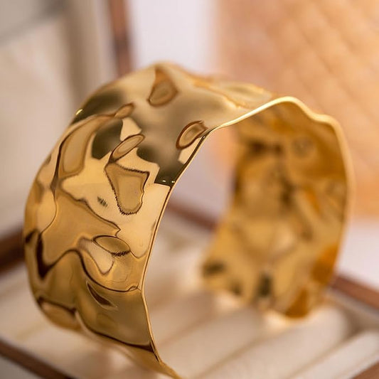 Pulsera vintage irregular para mujer, de acero inoxidable en color dorado, con diseño de brazalete abierto.
